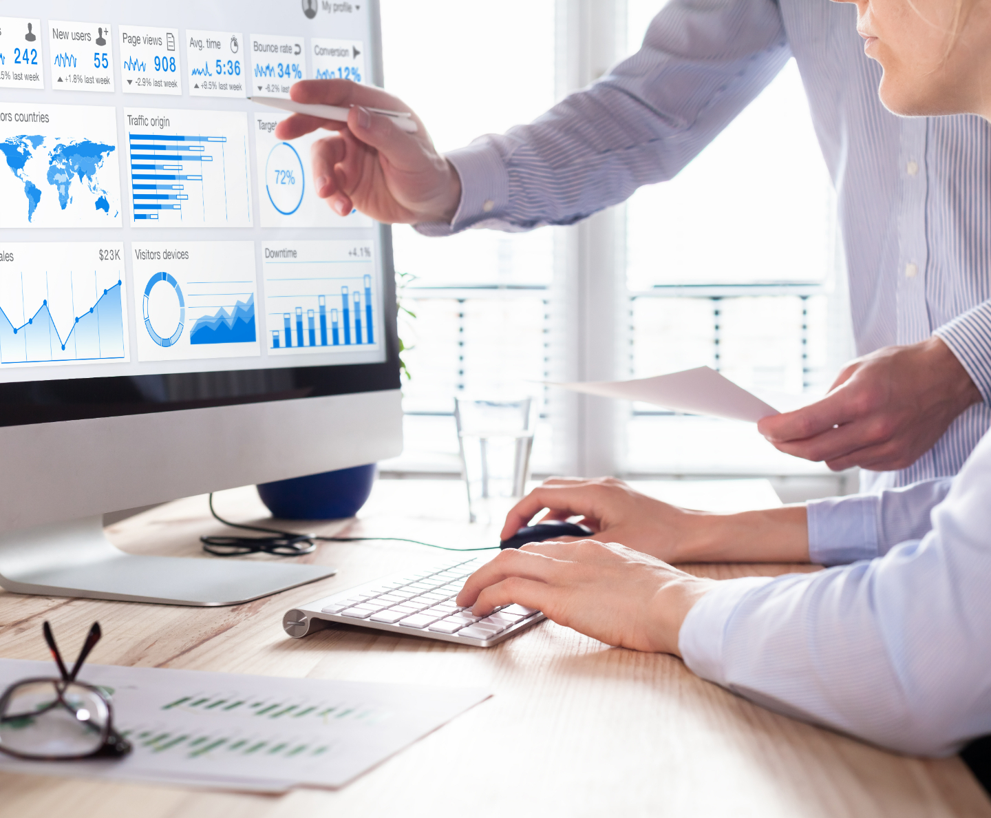 A supervisor pointing at the screen